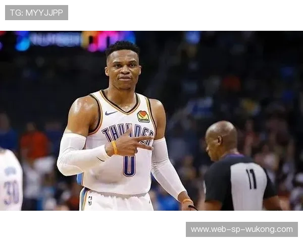 威少衣柜里塞满高定西装，结果训练完直接睡更衣室地板？