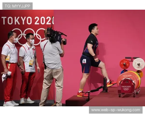 汪周雨家里那车库也太豪了吧，估计停满别克都不挤