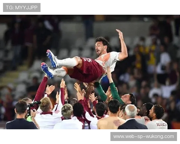 皮克与马茨·胡梅尔斯防守职责分散趋势对立